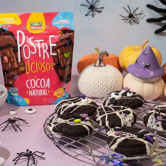 Galletas de halloween de chocolate con telarañas de malvavisco